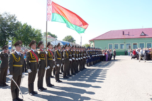 У СЯННО АДКРЫЛІ ПОМНІК САЛДАТАМ БУЙНЕЙШАЙ ТАНКАВАЙ БІТВЫ.