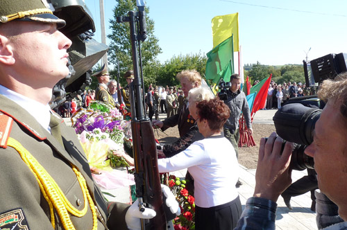 У СЯННО АДКРЫЛІ ПОМНІК САЛДАТАМ БУЙНЕЙШАЙ ТАНКАВАЙ БІТВЫ.