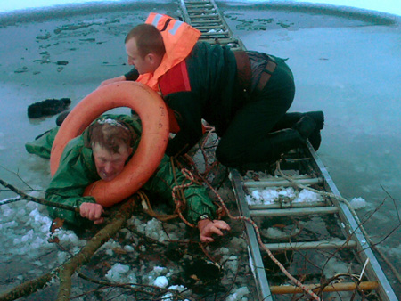Сенненские спасатели вытащили тонущего рыбака