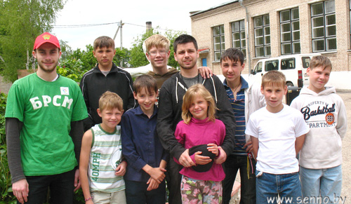 В один день в Сенненской школе-интернате встречали волонтёров США и Беларуси
