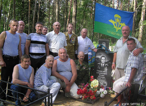 У гонар тых, хто ў небе. На магілу свайго камандзіра – ураджэнца Сенненшчыны – з’ехаліся “афганцы”-дэсантнікі з розных куткоў Расіі