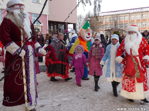 ПАРАД  ДЗЕДАЎ МАРОЗАЎ І СНЯГУРАК  ПРАЙШОЎ У СЯННО