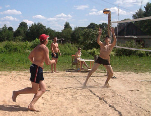 Канец ліпеня адзначыўся на Сенненшчыне спартыўнай падзеяй. У вёсцы Свабодная прайшоў адкрыты раённы турнір па пляжным валейболе.