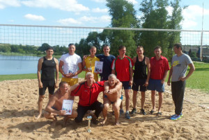 На пляже озера Сенненское районные власти обустроили песчаную площадку для пляжного волейбола. Первый турнир уже состоялся.