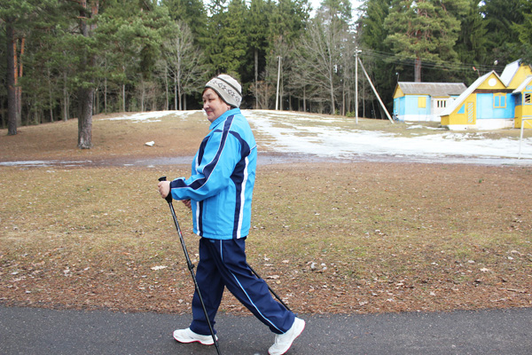 Сенненские пенсионеры лавочкам у подъезда предпочитают скандинавскую ходьбу