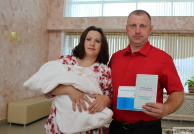 В торжественной обстановке Олеся и Александр Прокоповичи, жители Сенно, получили свидетельство о рождении сына В торжественной обстановке Олеся и Александр Прокоповичи, жители Сенно, получили свидетельство о рождении сына