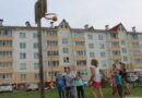 Чтобы занять детей, больших хлопот не нужно, доказали сенненцы, семейная пара Анна и Олег Грамузовы, установив в своём дворе по улице Победы,6-1 баскетбольную стойку Чтобы занять детей, больших хлопот не нужно, доказали сенненцы, семейная пара Анна и Олег Грамузовы, установив в своём дворе по улице Победы,6-1 баскетбольную стойку