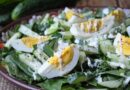 Салат из щавеля с огурцом и яйцом