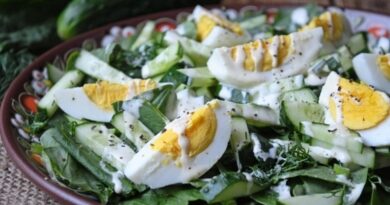 Салат из щавеля с огурцом и яйцом