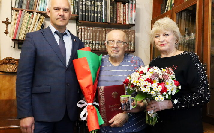 Ганаровай граматай Сенненскага раённага выканаўчага камітэта ўзнагарожданы Васіль Бандарэвіч