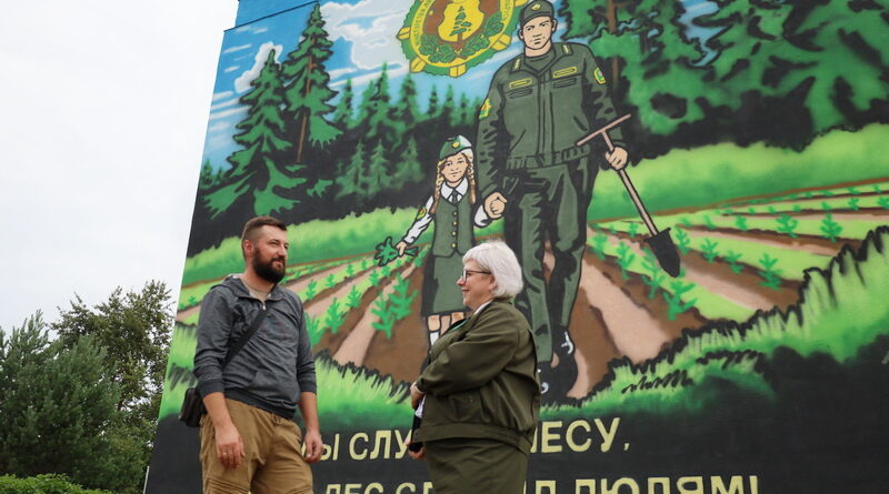 В Сенно появился мурал на лесную тематику