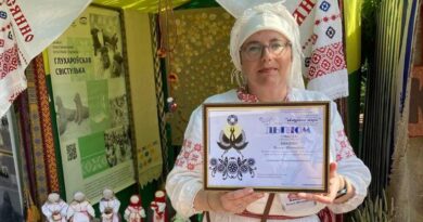 Директор Сенненского Дома ремесел Ольга Квашко стала обладательницей диплома 1 степени в областном открытом конкурсе-празднике вытинанки «Ажурныя мары-2025»