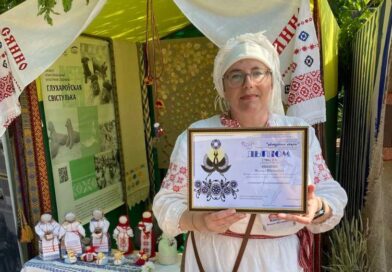 Директор Сенненского Дома ремесел Ольга Квашко стала обладательницей диплома 1 степени в областном открытом конкурсе-празднике вытинанки «Ажурныя мары-2025»