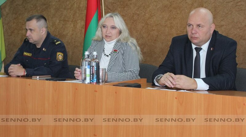 В рамках единого дня информирования информационно-пропагандистская группа под руководством председателя райисполкома Александра Клячина встретилась с коллективом Сенненского РОЧС