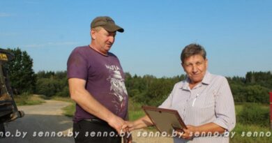 Тысячный рубеж по намолоту зерна с учетом рапса преодолели комбайнеры ОАО «Студёнка» Сергей Кухто и Андрей Матыгин