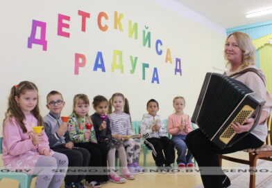Путешествовать по удивительной стране музыки ежедневно приглашает воспитанников ГУО «Детский сад №2 г.Сенно» музыкальный руководитель Елена Стрижнёва