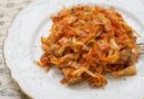 Тушеная капуста с колбасками