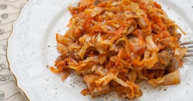 Тушеная капуста с колбасками
