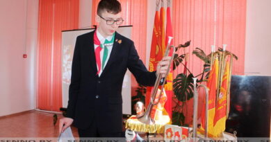 Барабаны, горны, школьная форма, значки, вымпелы: юный бобруйчанин представил в Сенно уникальную выставку «Страна пионерия»