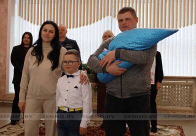 Торжественная регистрация рождения сына в семье Павла и Дарьи Хизовец прошла в отделе загс Сенненского райисполкома