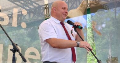 Праздник продолжился торжественным мероприятием  ”Квітней, Радзіма, пад блакітным небам!“  в парке 40-летия Победы