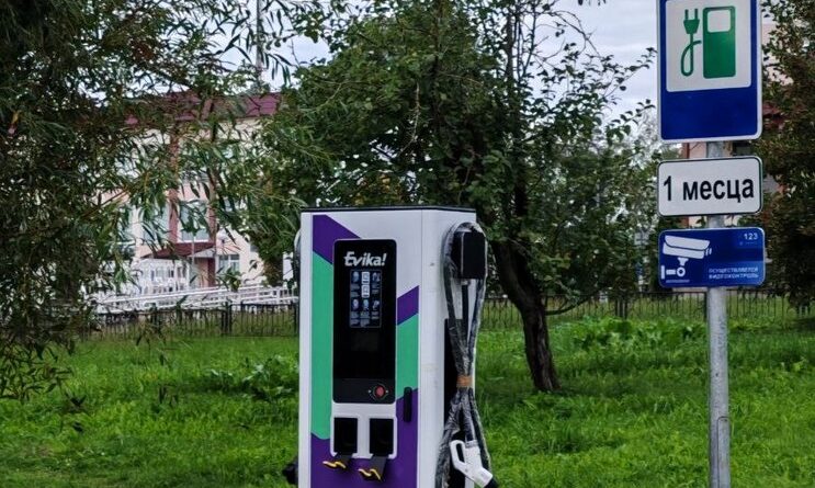 В Сенно появилась электрозарядная станция «Evika!»