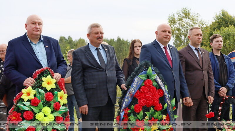 Митинг-реквием «Нам не забыть ту роковую дату» прошел на месте сожженной д.Морозовка